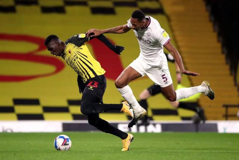 Bí Kíp Bắt Kèo Tài Xỉu Chuẩn Xác Từ A Đến Z Cho Newbie 5 Xem xét tình hình lực lượng và chiến thuật của từng đội